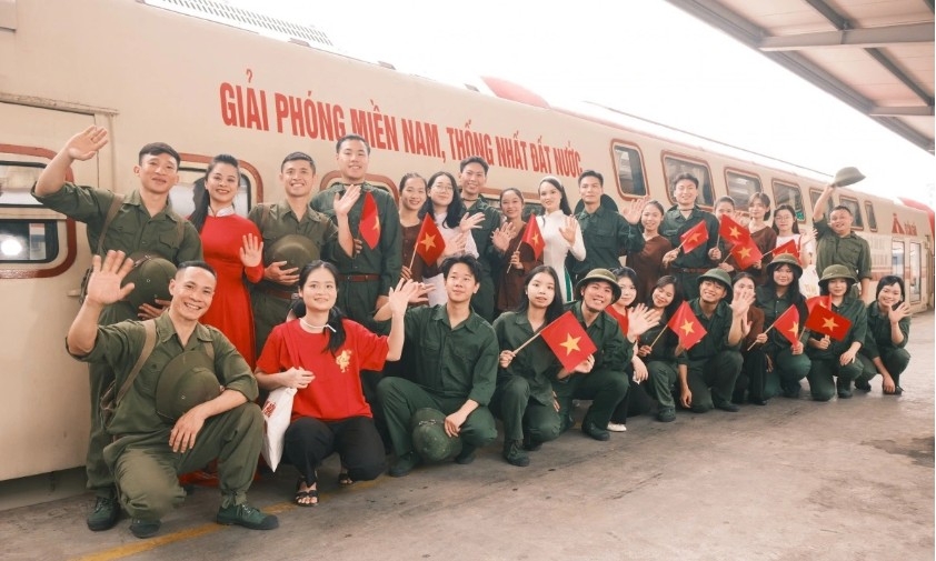 Special train in Hanoi recalls memories of national reunification